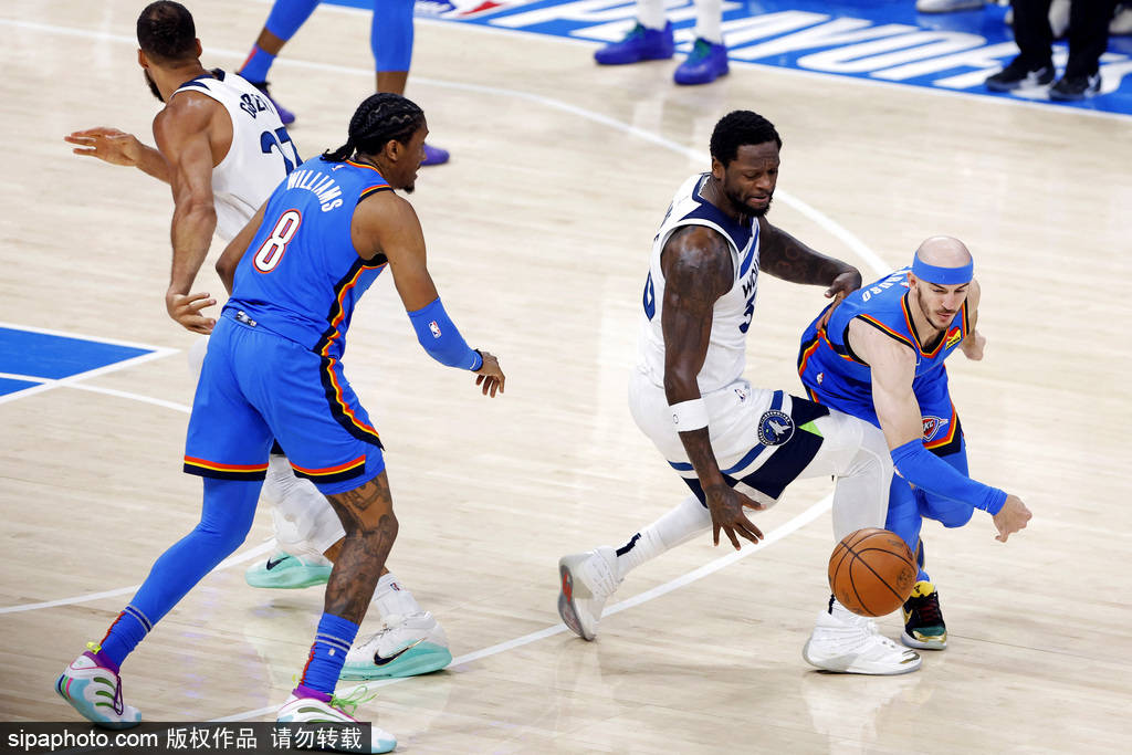 aoa体育直播-北美篮球明星在比赛中大放异彩，赢得球迷喝彩