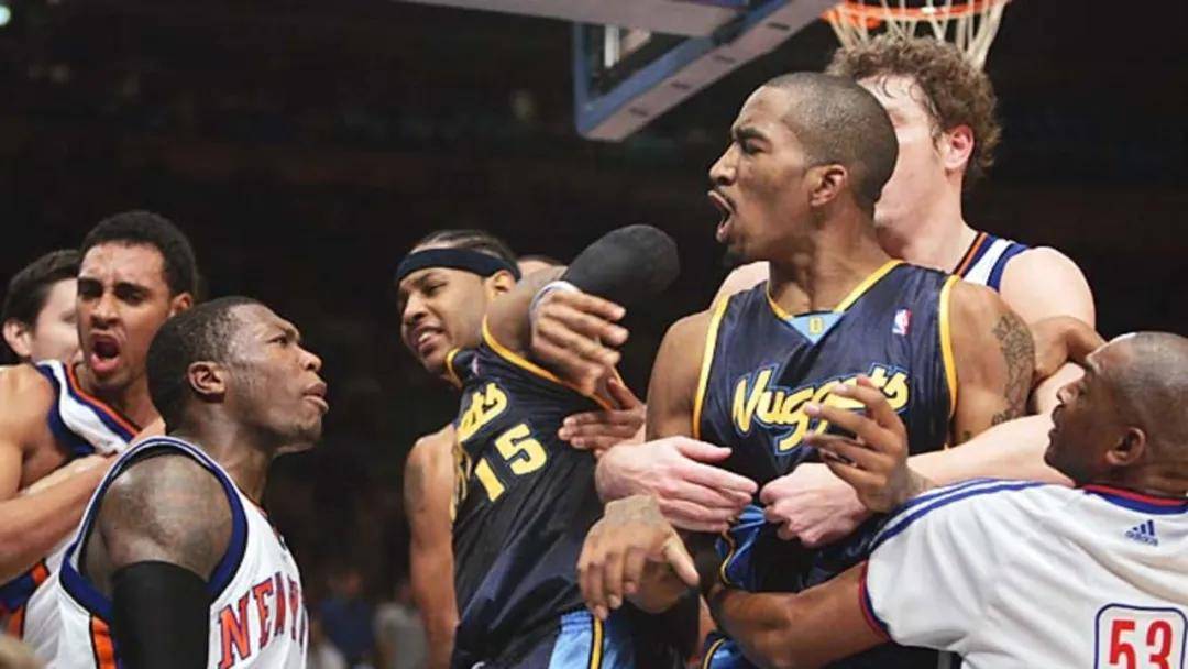 北美篮球明星在比赛中大放异彩,赢得球迷喝彩 北美篮球明星在比赛中大放异彩,赢得球迷喝彩