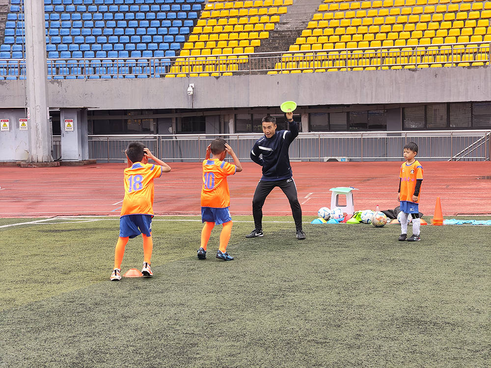 aoa体育课程-球员们在比赛中展现出良好的体能素质