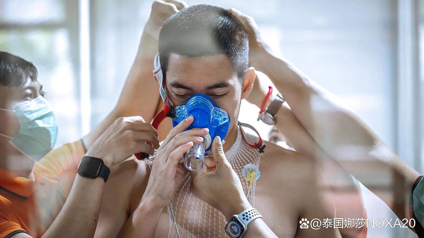 aoa体育-包含足球明星和他的团队为一项慈善活动筹集善款的词条