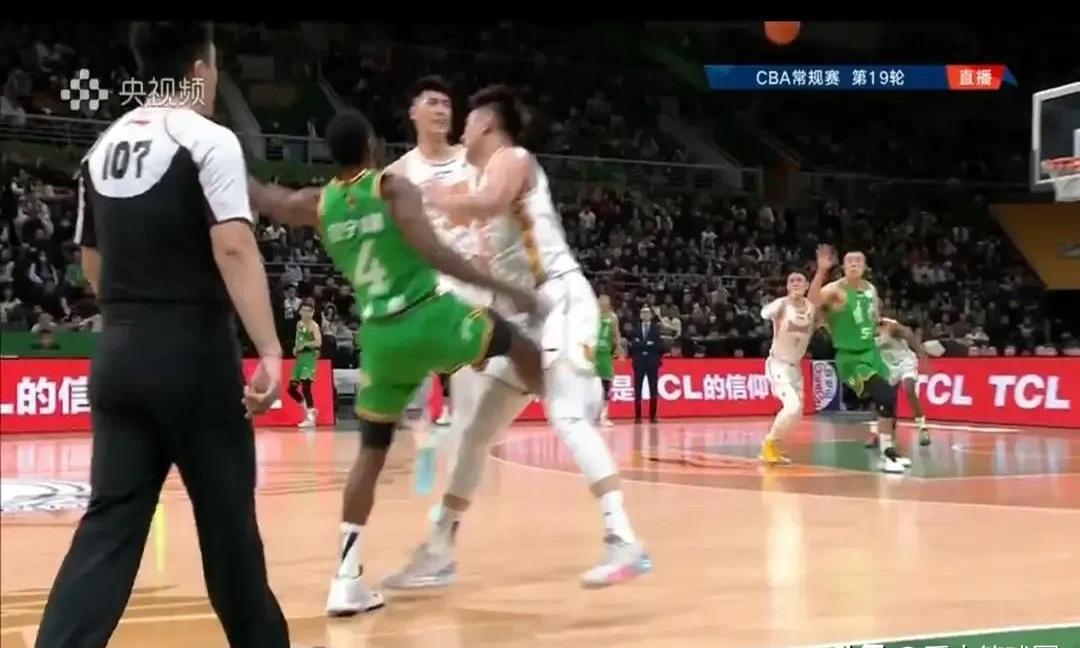 强队对阵,比赛场上火药味十足 强队对阵,比赛场上火药味十足