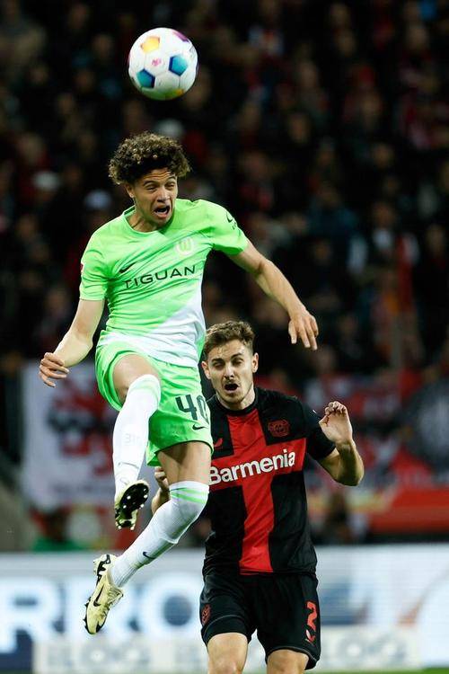 aoa体育视频-沃尔夫斯堡快速反击，击败对手的简单介绍