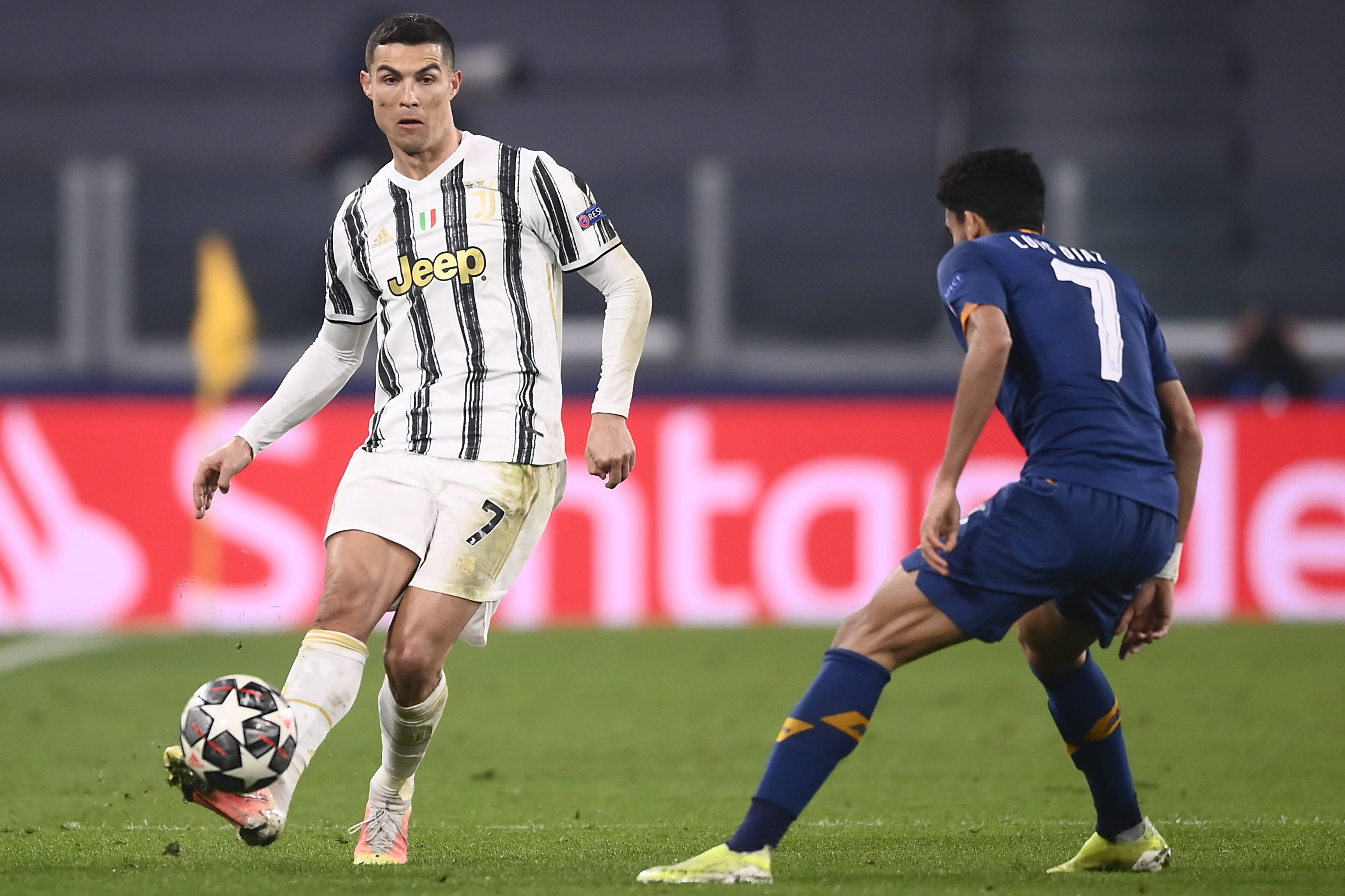 尤文图斯险胜携手晋级欧冠八强