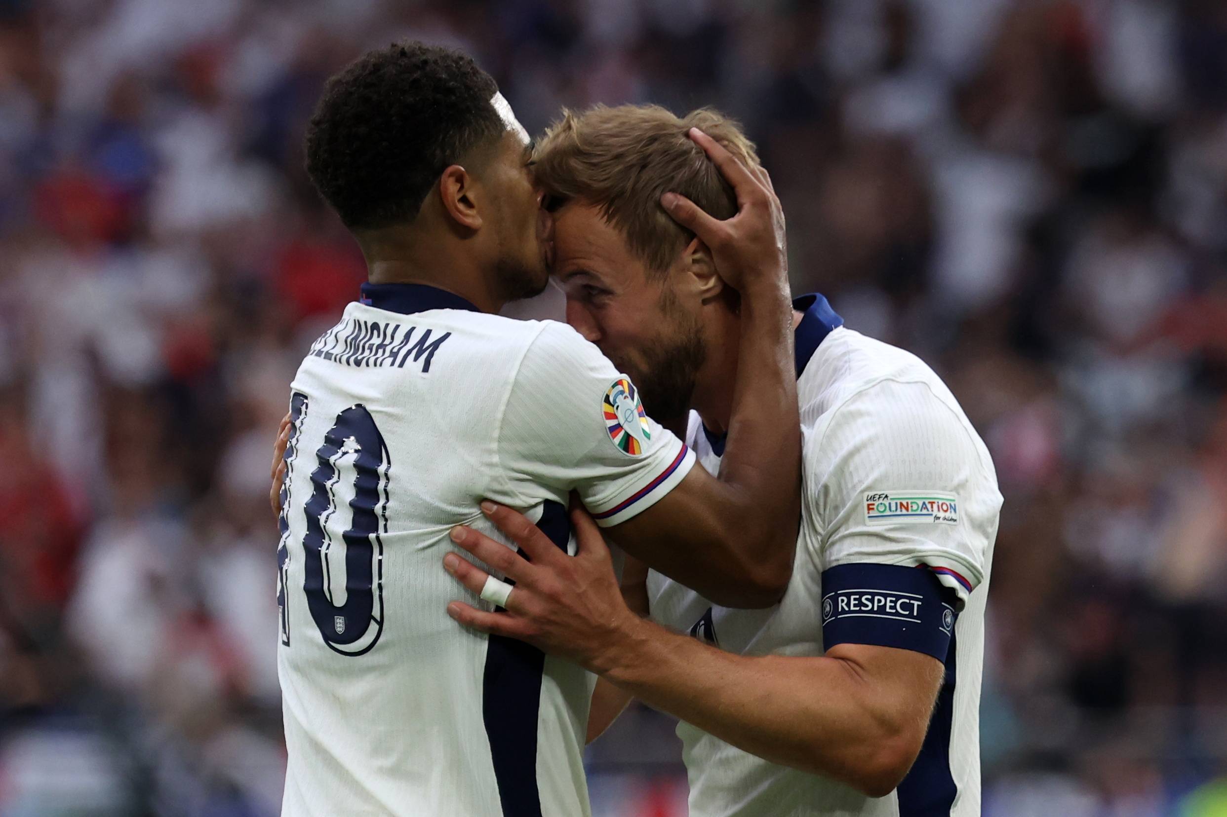 英格兰国家队全员到齐，备战欧锦赛预选赛连夜训练！