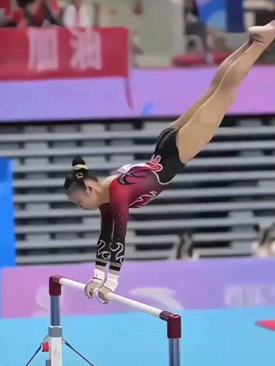 aoa体育官网-体操高低杠女子单项赛场激烈角逐