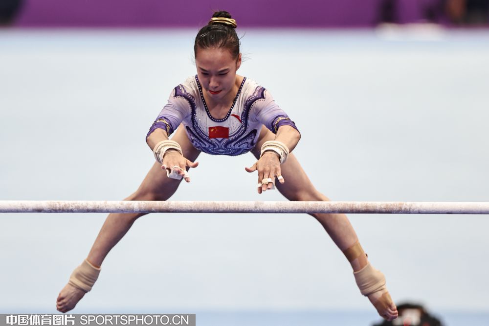 体操高低杠女子单项赛场激烈角逐