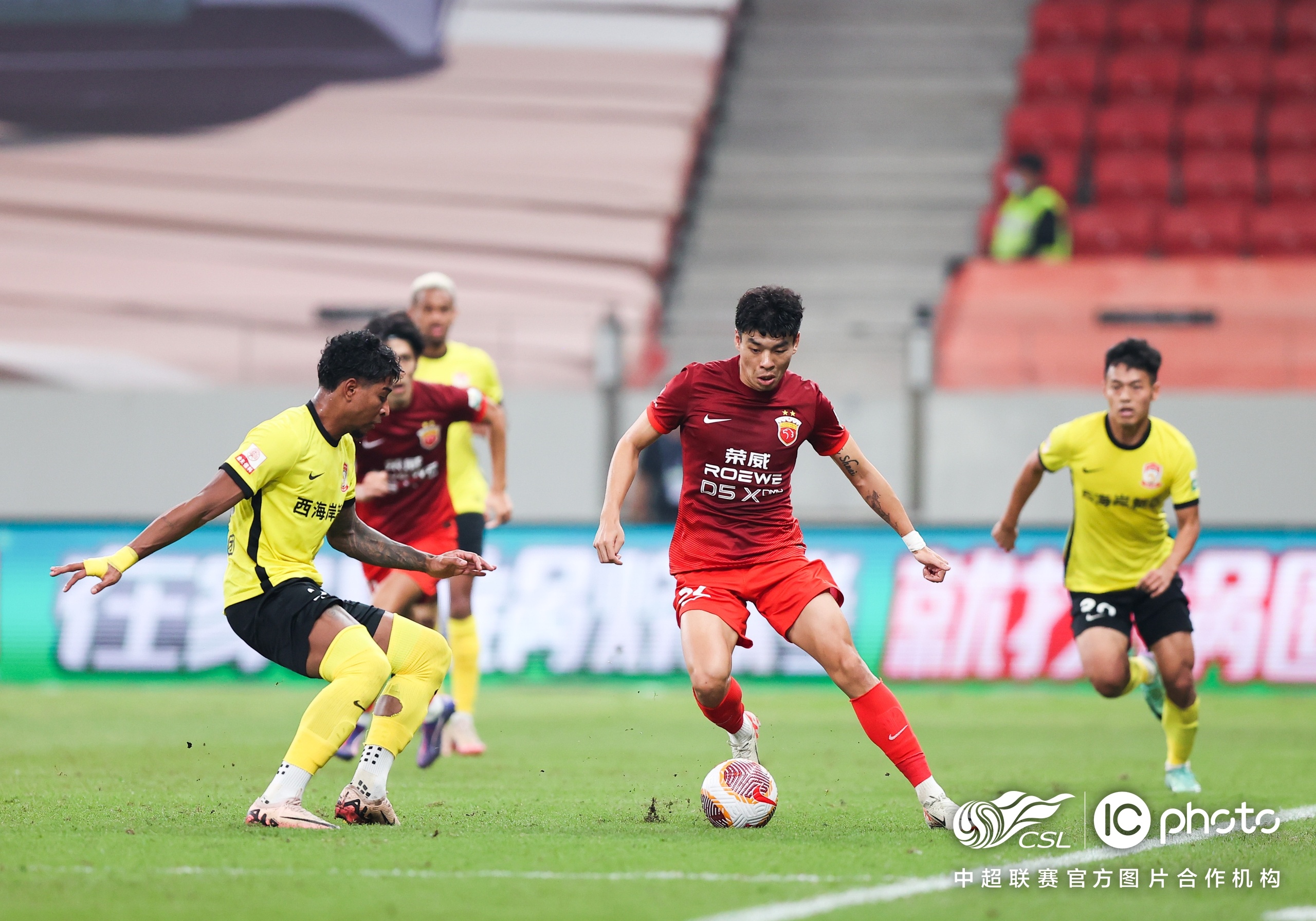 aoa体育活动-中超联赛球员表现神勇，技术风格全面发挥