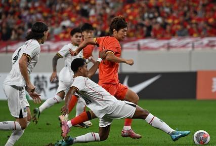 包含克服困难，亚洲足球赛场上的艰难征程的词条