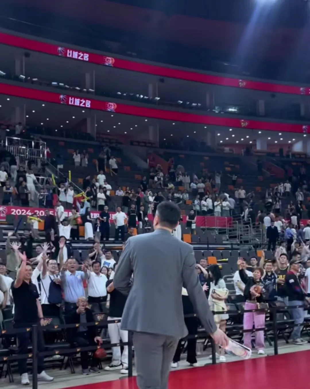 关于球迷球员互动频密,促使球队士气大振的信息 关于球迷球员互动频密,促使球队士气大振的信息