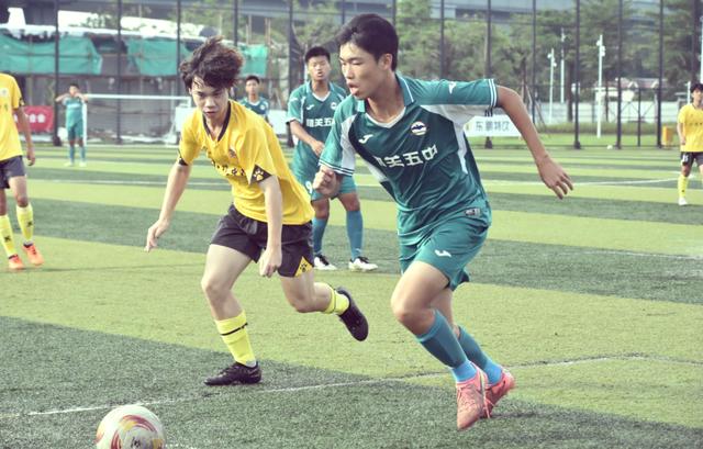 精彩比赛中，一支球队脱颖而出