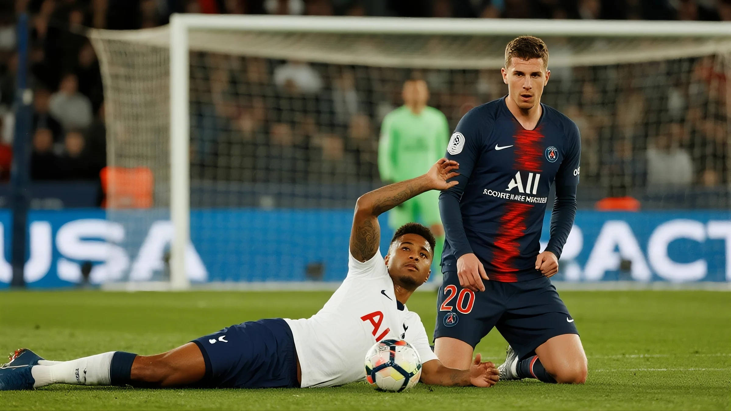 足球比赛决胜时刻：豪门对决胜负难料