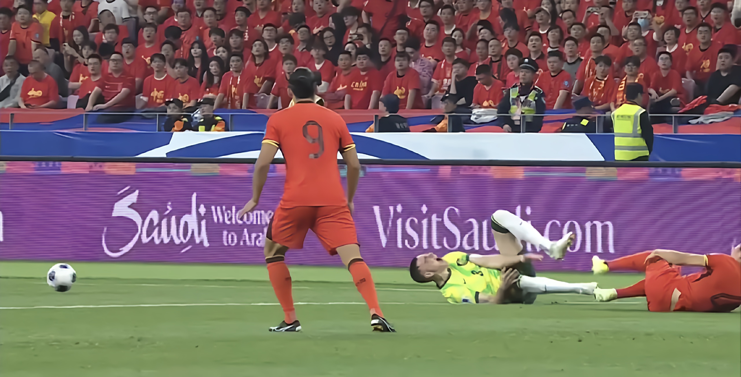 澳大利亚门将意外受伤,情况危急的简单介绍 澳大利亚门将意外受伤,情况危急的简单介绍